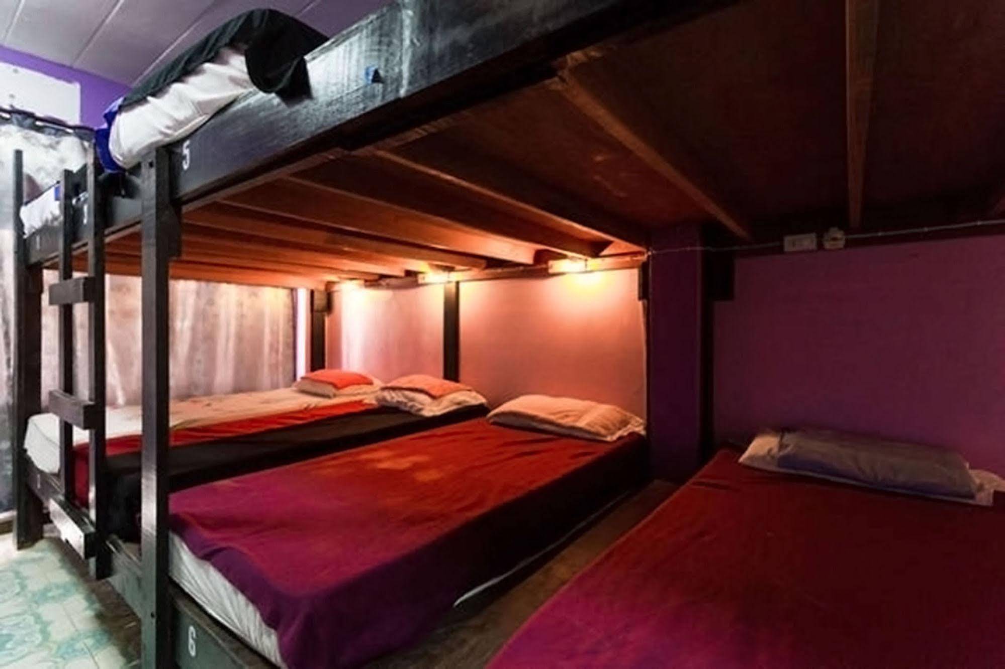 Wild & Wandering Backpacker Hostel & Bar Хад-Рін Екстер'єр фото