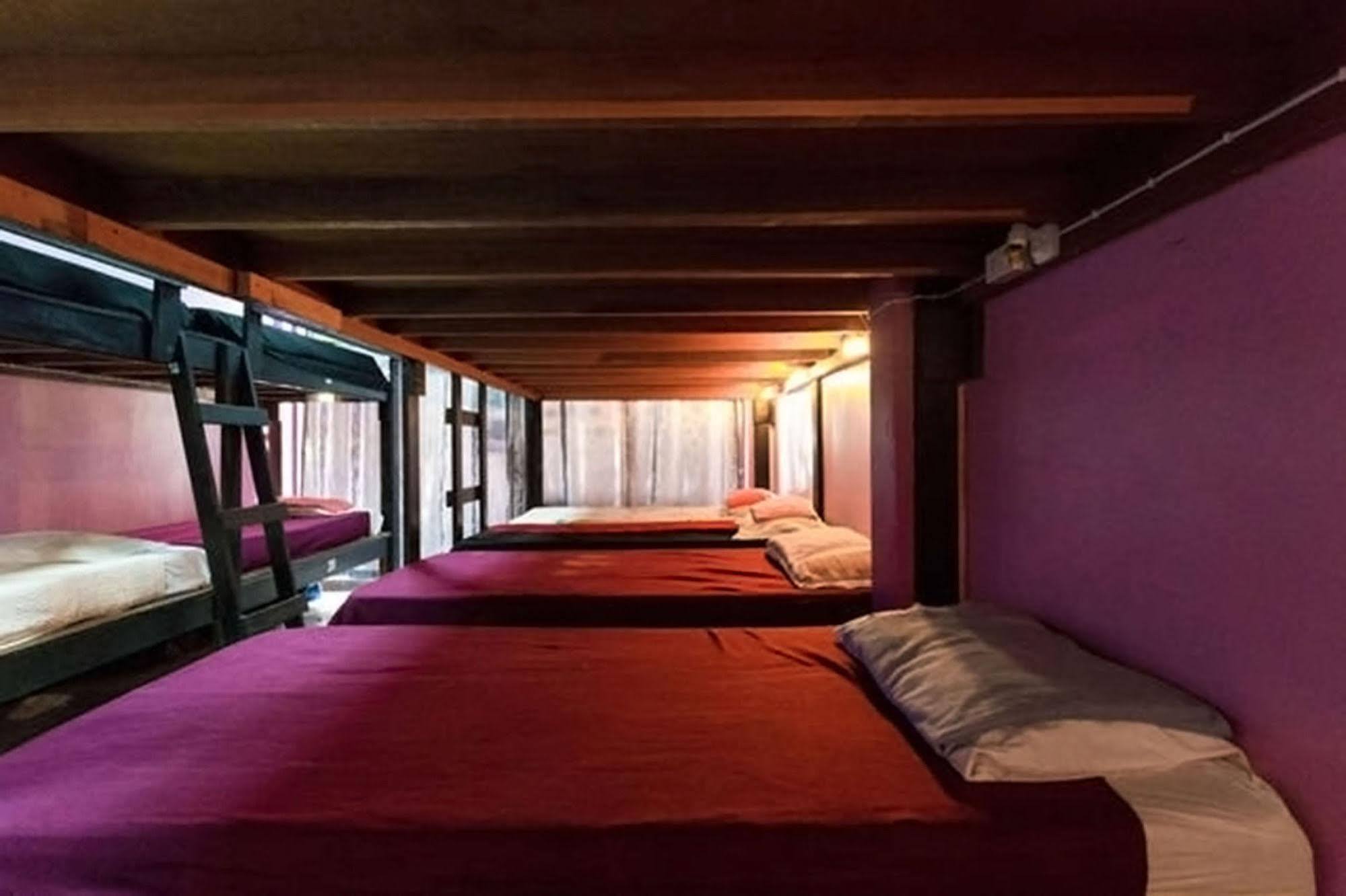 Wild & Wandering Backpacker Hostel & Bar Хад-Рін Екстер'єр фото