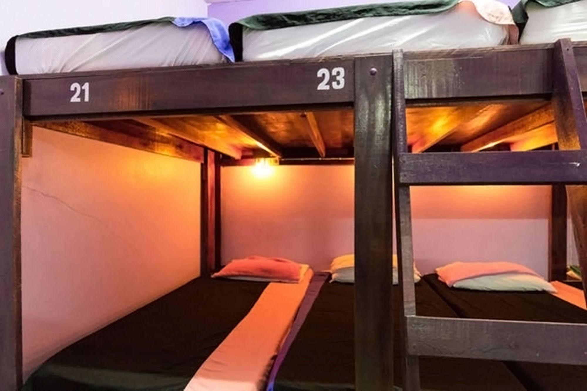 Wild & Wandering Backpacker Hostel & Bar Хад-Рін Екстер'єр фото