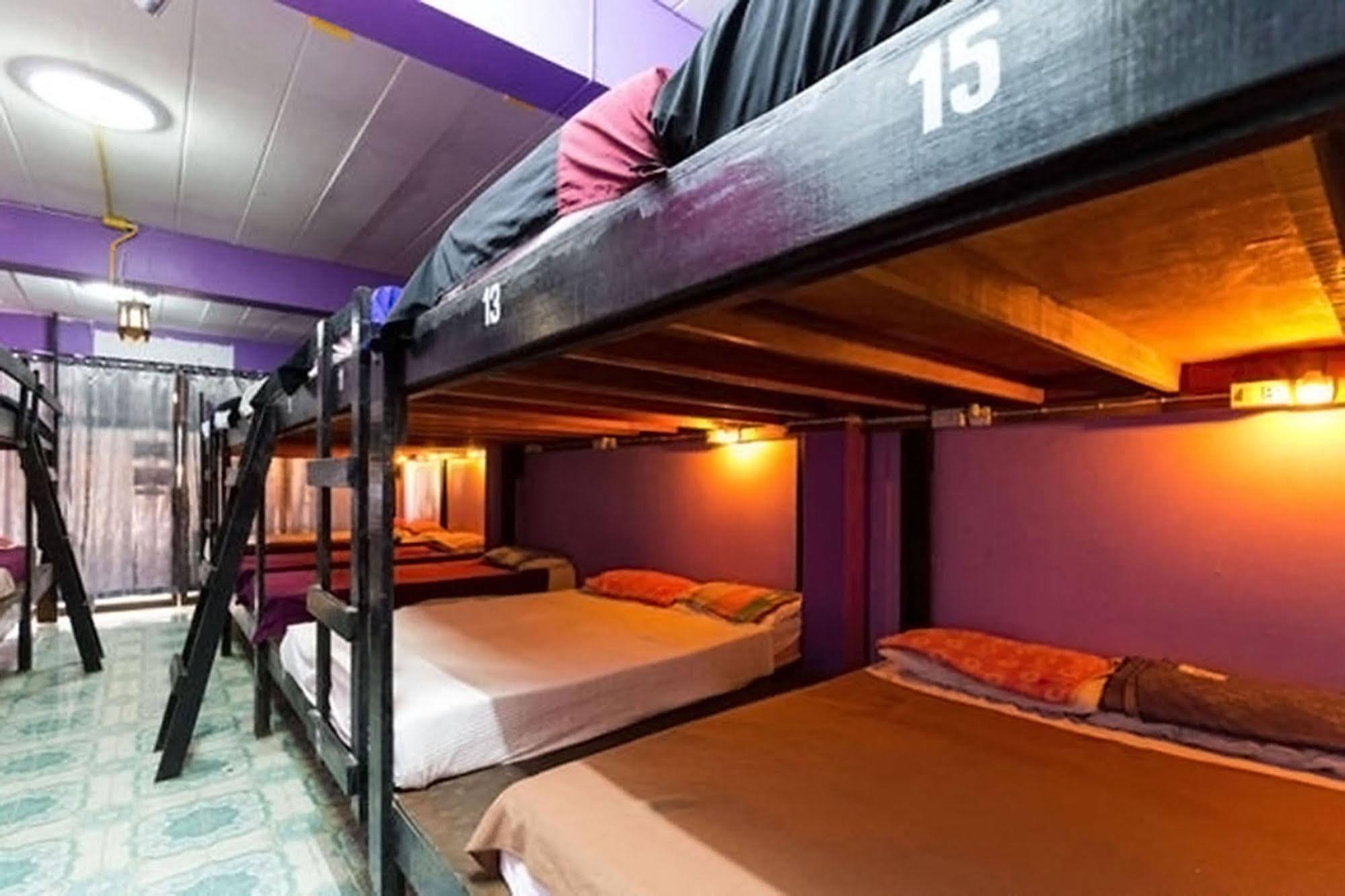 Wild & Wandering Backpacker Hostel & Bar Хад-Рін Екстер'єр фото