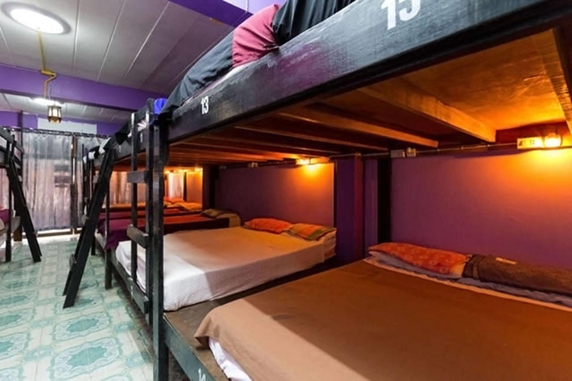 Wild & Wandering Backpacker Hostel & Bar Хад-Рін Екстер'єр фото